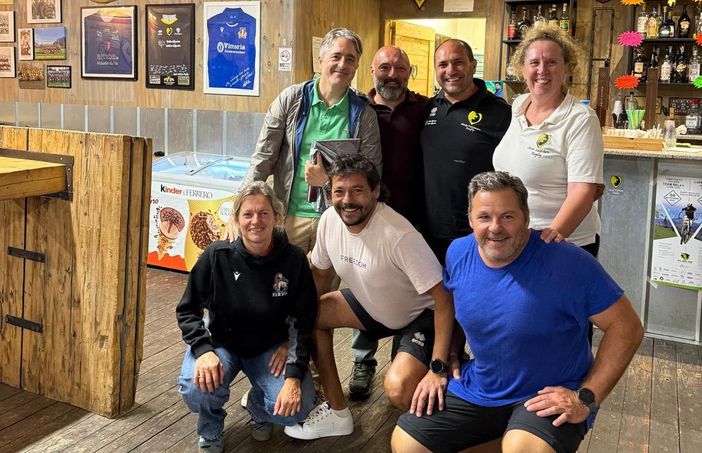 Da sinistra in alto Dott. Gerardo Di Carlo, Direttore SerD, Paolo Calosso del Direttivo ASD Stade Valdotain Rugby, Francesco Fida Presidente ASD Stade Valdotain Rugby, Sveva Mancini Educatrice SerD.