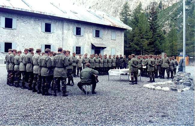 Celebrazione della Messa alla caserma Fior di Roccia durante il campo marciante in Val Veny (archivio Smalp) Celebrazione della Messa alla caserma Fior di Roccia durante il campo marciante in Val Veny (archivio Smalp)