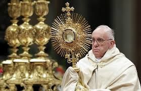 PAPA: L’adorazione e la benedizione eucaristica
