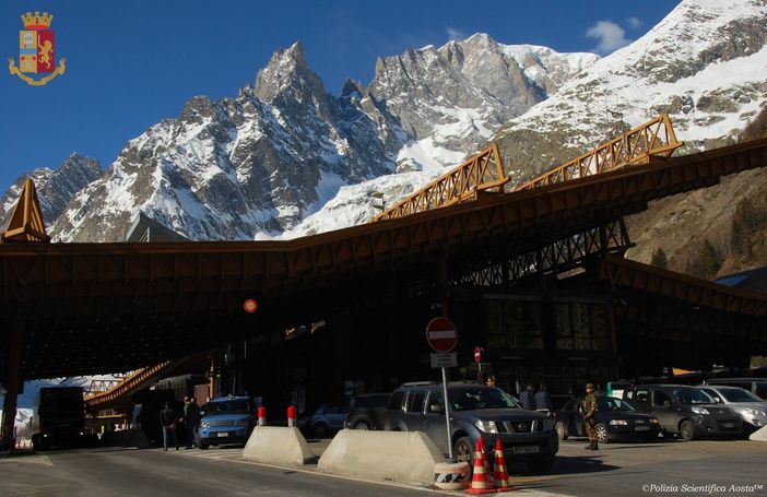 Esibisce passaporto falso alla frontiera, arrestato 29enne senegalese Esibisce passaporto falso alla frontiera, arrestato 29enne senegalese