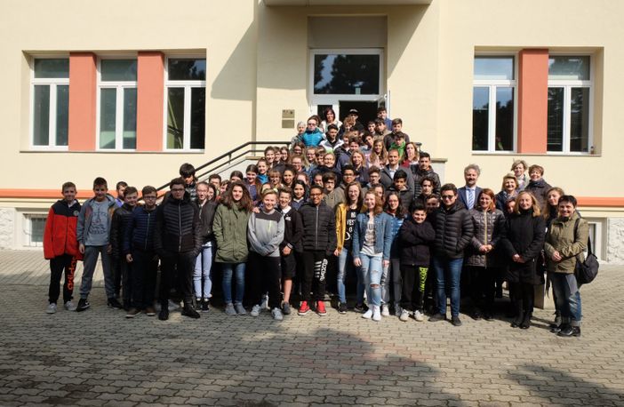 Elèves et professuers de l'école Luigi Barone de Verrès