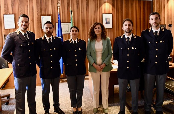 Questura di Aosta, in servizio i 5 nuovi funzionari della Polizia di Stato Questura di Aosta, in servizio i 5 nuovi funzionari della Polizia di Stato