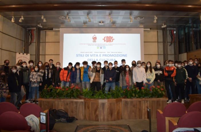 Studenti a scuola su stili di vita e dono del sangue