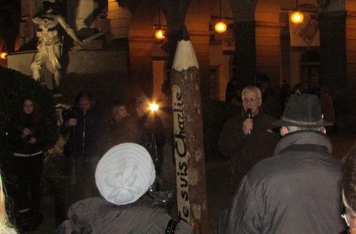 Il matitone era comparso per la prima volta nel presidio di solidarietà in piazza Chanoux