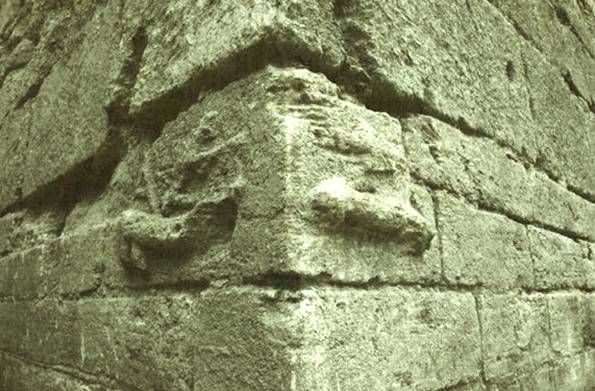 I due peni incisi su una pietra 2000 anni fa, all’angolo sud-est della Torre dei Balivi, potrebbero far luce sulla fondazione della città di Aosta, rivelando la sua profonda connessione con l’imperatore romano Augusto