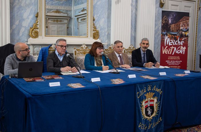 Marché Vert Noël 24/25: la prima volta del villaggio alpino in piazza Chanoux è un ritorno alle origini Marché Vert Noël 24/25: la prima volta del villaggio alpino in piazza Chanoux è un ritorno alle origini