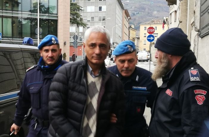 Nella foto di archivio Fabio Chiavazza accompagnato in procura per essre interrogato dal pm