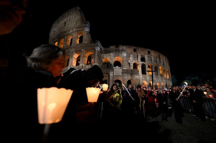Via Crucis, al Colosseo la preghiera della Chiesa per la conversione del mondo Via Crucis, al Colosseo la preghiera della Chiesa per la conversione del mondo
