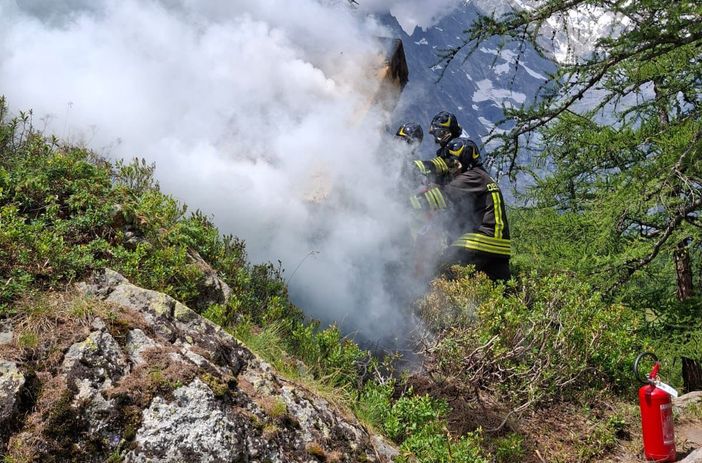 Fiamme in quota: vigili del fuoco in azione sul Mont Chétif con l’elicottero