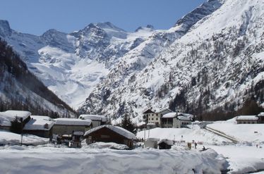 Valanga sulla strada regionale, Cogne isolata Valanga sulla strada regionale, Cogne isolata