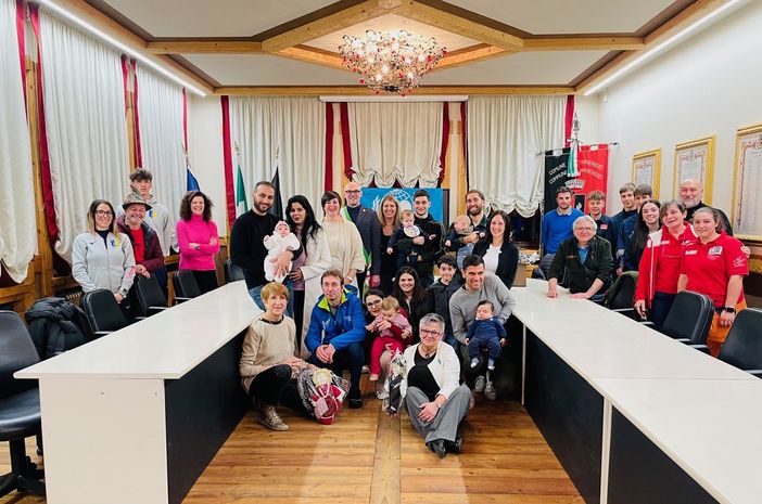 Charvensod: Consegnati i box bebè ai nuovi Tsarvensolèn e Tsarvensolèntse Charvensod: Consegnati i box bebè ai nuovi Tsarvensolèn e Tsarvensolèntse