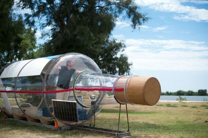Abraham Poincheval dans sa bouteille