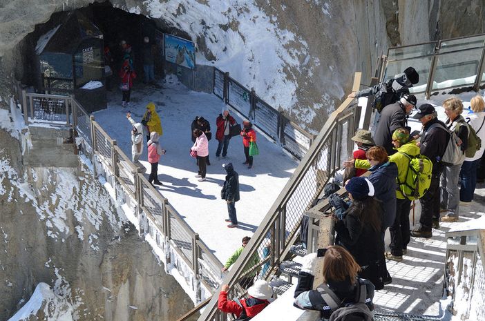 La passerella dell'Aiguille du Midi versante frncese Monte Bianco (repertorio)
