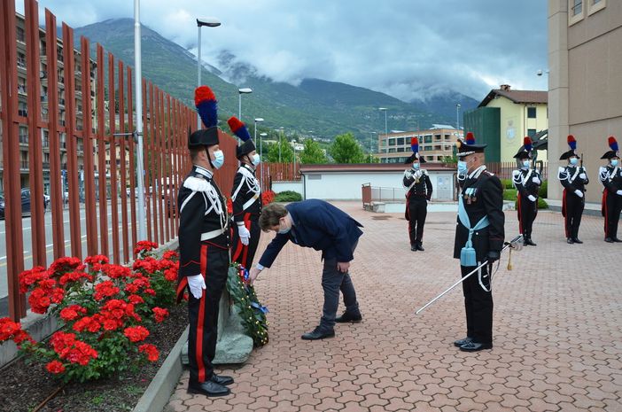 Il Presidente Lavevaz depone la Corona in onore ai Caduti