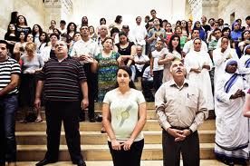 LIBRI: Aggrappati alle radici Storie e volti dei cristiani in Terra Santa