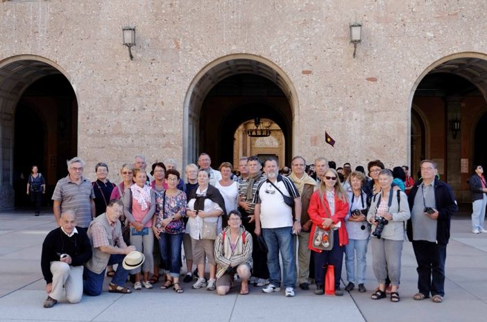 Nelle foto di Montserrat: La porta della Basilica di Montserrat con un gruppo da lei guidato; La Basilica con le guglie di Montserrat sullo sfondo; Primo piano di Montserrat; Montserrat nel pieno delle sue funzioni; Eccola mentre svolge il suo lavoro di guida; El Cavall Bernat (il monolito di Montserrat); Il gruppo montuoso di Montserrat