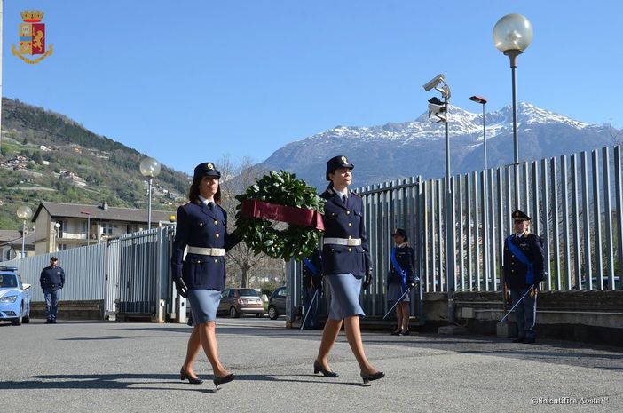 Una corona ai Caduti nella lotta contro il Covid-19 per celebrare la 168esima Festa della Polizia