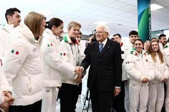 Mattarella al Villaggio olimpico: dal pranzo con gli atleti al regalo ricevuto dagli azzurri, la visita del presidente