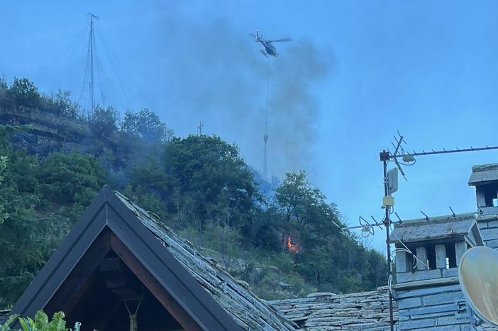 Incendio boschivo a Sarre, in azione elicottero e squadre di soccorso Incendio boschivo a Sarre, in azione elicottero e squadre di soccorso