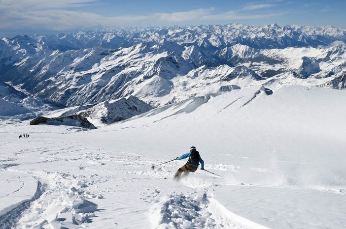 Piste innevate e voglia di sci: parte la stagione invernale in Valle Piste innevate e voglia di sci: parte la stagione invernale in Valle