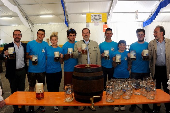 Foto di gruppo per gli organizzatori della  Gressoney BierFest
