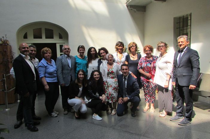 Foto di gruppo per le corsiste, gli organizzatori e gli assessori comunale e regionale