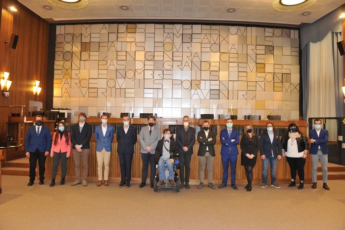 I Presidenti di Giunta e Consiglio Erik Lavevaz e Alberto Bertin insieme ai giovani amministratori valdostani