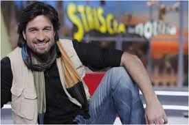 Edoardo Stoppa, l'inviato di Striscia dovrebbe cospargersi il capo di cenere invece di sorridere. Con la Batailles de reienes ha prorpio toppato. Si merita proprio un tapiro di busa. Edoardo Stoppa, l'inviato di Striscia dovrebbe cospargersi il capo di cenere invece di sorridere. Con la Batailles de reienes ha prorpio toppato. Si merita proprio un tapiro di busa.