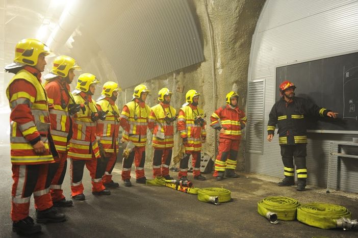 Operatori della sicurezza in servizio al Traforo del Monte Bianco Operatori della sicurezza in servizio al Traforo del Monte Bianco