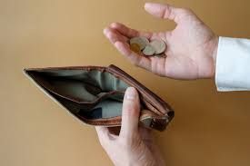 Famiglie italiane sotto pressione per raffica aumenti prezzi e tasse Famiglie italiane sotto pressione per raffica aumenti prezzi e tasse