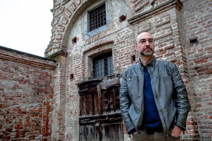 Alla 'Locanda da Mami' di Charvensod Mirko Spelta racconta 'Scusa se ti chiamo stronzo'