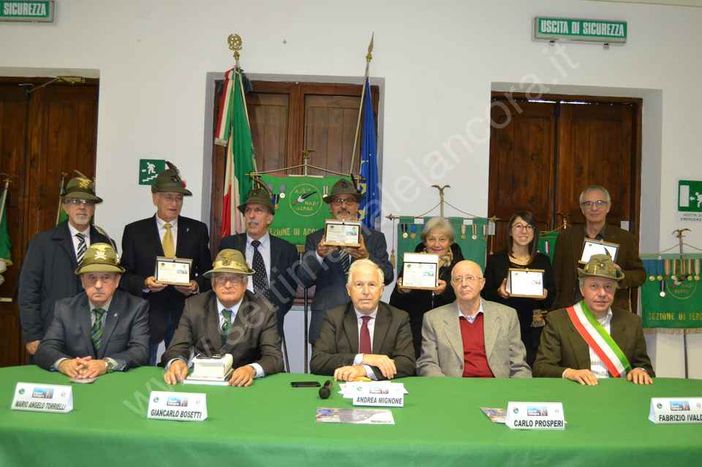A Gène e gli altri al confine della notte di Telloli il Premio nazionale Alpini Sempr A Gène e gli altri al confine della notte di Telloli il Premio nazionale Alpini Sempr