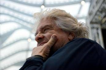 Beppe Grillo, il ritorno sul blog : "Politici? Come zombie nei palazzi" Beppe Grillo, il ritorno sul blog : "Politici? Come zombie nei palazzi"