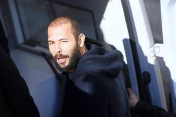 Andrew Tate guida 146 km orari oltre il limite, patente sospesa 120 giorniAndrew Tate