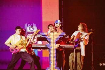 Pinguini Tattici Nucleari, a San Siro il super-pop tra pixel e mandala