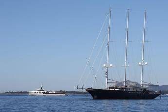 Bezos, le nozze e il nodo sicurezza: niente approdo a Venezia per il superyacht Koru