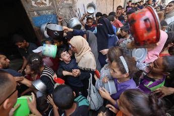 Gaza, &quot;21 morti in raid Israele su gente in fila per aiuti&quot;