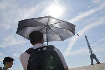 Parigi, la Torre Eiffel chiude per caldo Parigi, la Torre Eiffel chiude per caldo