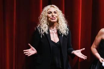 Antonella Clerici: "In menopausa è difficile perdere chili, ecco cosa mangio" Antonella Clerici: "In menopausa è difficile perdere chili, ecco cosa mangio"