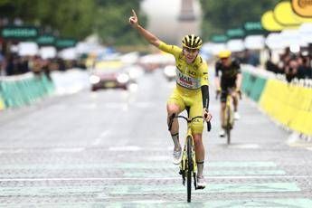 Tour de France, Pogacar trionfa ma Van Aert gli toglie ultima tappa Tour de France, Pogacar trionfa ma Van Aert gli toglie ultima tappa