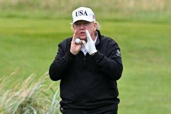Trump 'bara' a golf? Un video mostra l'aiutino al presidente Trump 'bara' a golf? Un video mostra l'aiutino al presidente