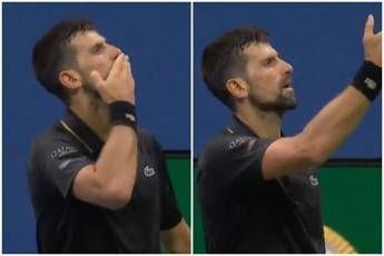 Djokovic, show agli Us Open: pubblico fischia, lui vince il set e manda... baci