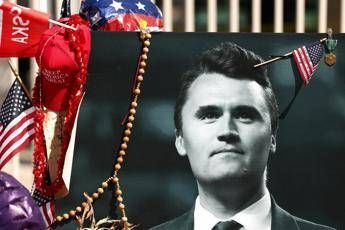 Charlie Kirk, la vedova: "Indosso suo ciondolo insanguinato" Charlie Kirk, la vedova: "Indosso suo ciondolo insanguinato"