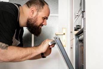 Over 50 e con voglia di cambiare, ecco l'identikit dei collaboratori domestici