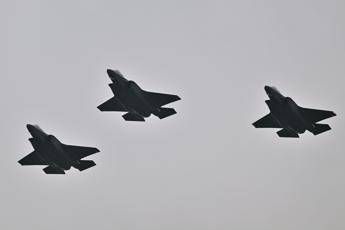 "Russia-Nato, pericolo concreto di guerra": anche la Svizzera si arma