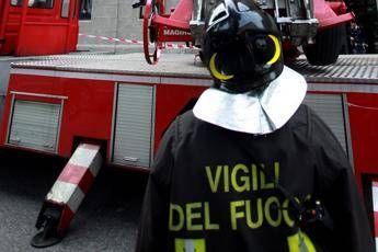 Bari, incendio in centro logistico. Fiamme alte fino a 10 metri