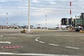 Fumo in cabina su aereo Air France, atterraggio d'emergenza a Venezia: paura per 168 passeggeri Fumo in cabina su aereo Air France, atterraggio d'emergenza a Venezia: paura per 168 passeggeri