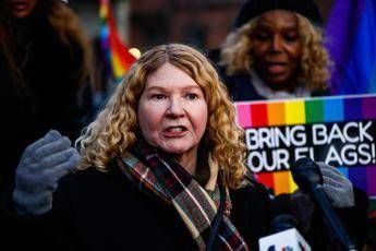 Trump rimuove la bandiera arcobaleno del Pride dal monumento per i diritti Lgbt di Stonewall Trump rimuove la bandiera arcobaleno del Pride dal monumento per i diritti Lgbt di Stonewall