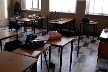Roma, ragazzo a scuola con la pistola: arma puntata contro un compagno di classe