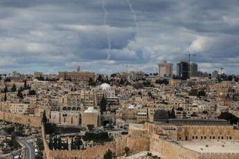 Israele, piovono missili: dichiarato stato d'emergenza. Netanyahu: "Minaccia esistenziale"